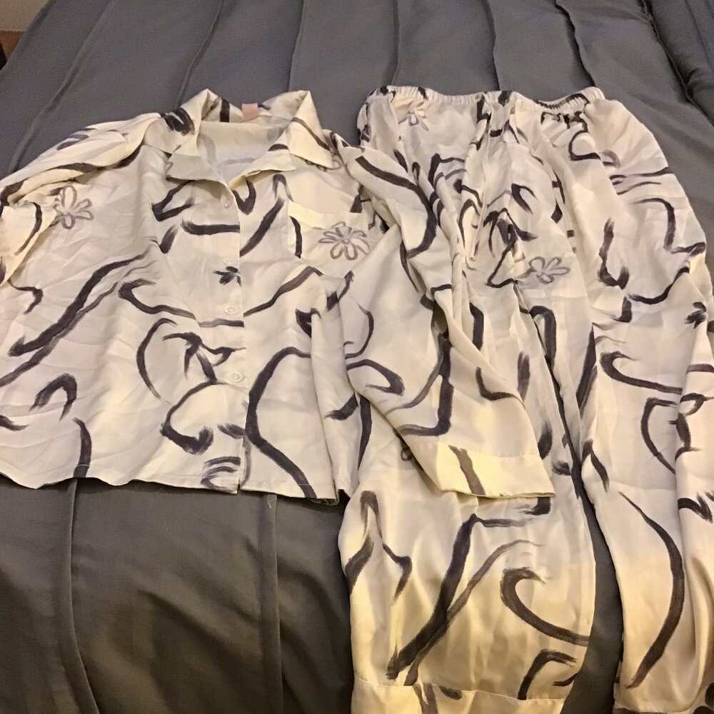 YiNi Lulu Pajama Set – Size Large – White w/ Charcoal Print – Long Sleeve